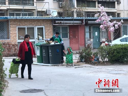 某小區(qū)內(nèi)，垃圾分類志愿者在進行作業(yè)。<a target='_blank' href='http://www.chinanews.com/' >中新網(wǎng)</a> 吳濤 攝