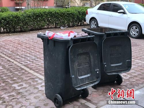 有的小區(qū)垃圾桶都是“清一色”，并沒有進行分類。