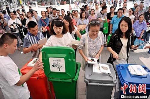 資料圖：圖為市民參與“丟垃圾”游戲，培養(yǎng)垃圾分類意識。鐘欣 攝