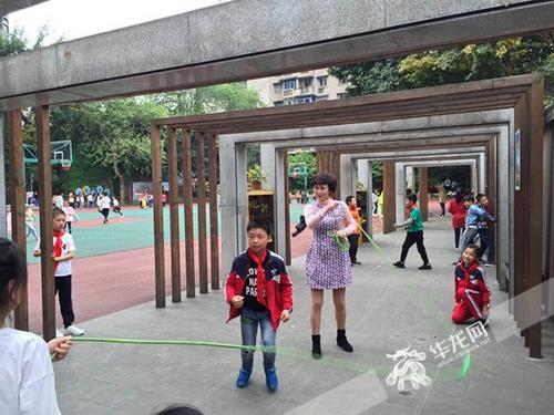重慶最美女教師：有個(gè)什么都管的“班媽媽”感覺如何