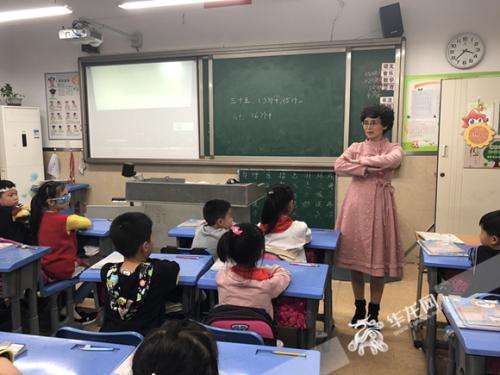 課堂上的劉紅。 記者 馮司宇 攝