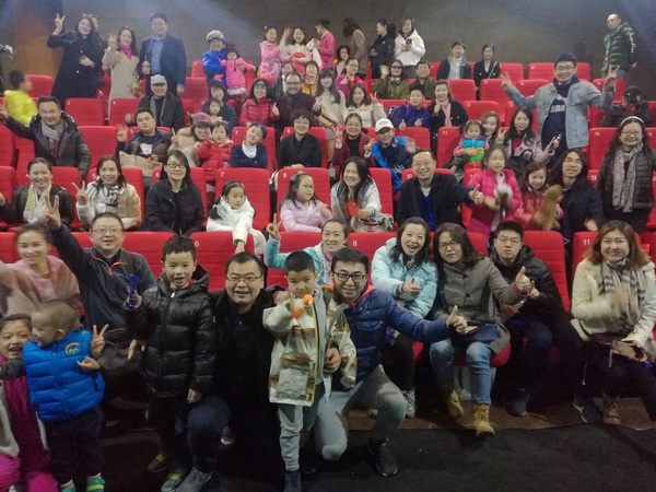 圖為觀眾紛紛走進(jìn)影院，見證這部傾心力作的首映