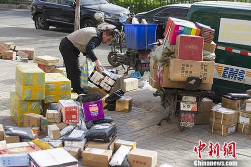 4月7日，中國物流與采購聯(lián)合會(huì)披露，3月份中國快遞物流指數(shù)為105.1%，比上月回升7個(gè)百分點(diǎn)，時(shí)隔兩個(gè)月再次回升到100%以上。圖為4月2日山西太原，物流快遞工作人員正在分揀快遞。
<a target='_blank' href='http://www.chinanews.com/'>中新社</a>記者 張?jiān)?攝