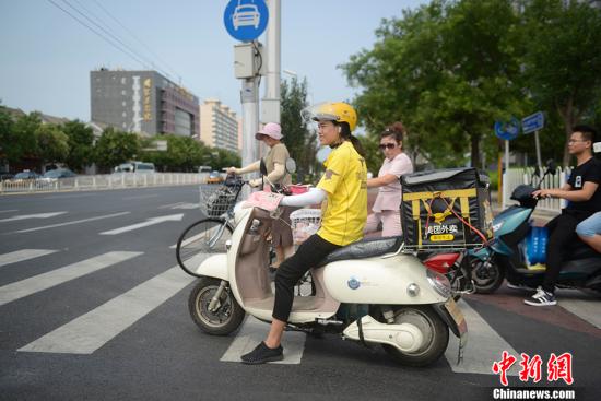 資料圖：外賣騎手正在送餐。<a target='_blank' href='http://www.chinanews.com/' >中新網(wǎng)</a>記者 富宇 攝