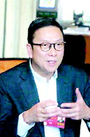 當(dāng)記者向全國(guó)政協(xié)委員、全國(guó)政協(xié)人口資源環(huán)境委員會(huì)副主任、港區(qū)省級(jí)政協(xié)委員聯(lián)誼會(huì)會(huì)長(zhǎng)施榮懷發(fā)出“與改革開放同行”欄目采訪邀請(qǐng)后，他爽快地應(yīng)允了。見面時(shí)，他表示，之所以對(duì)這個(gè)話題感興趣，是因?yàn)椤皩?duì)改革開放感受特別深”。