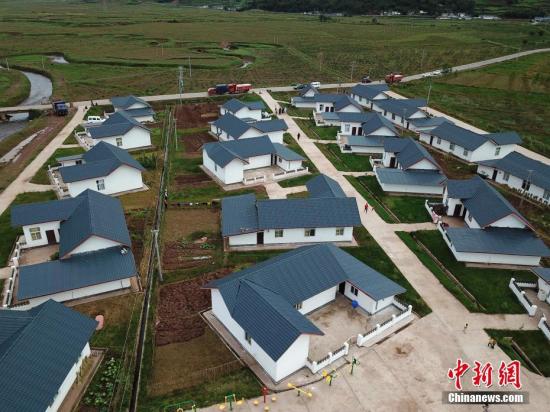 灑拉地坡鄉(xiāng)姐把哪打村距四川涼山昭覺縣城39公里，全村幅員面積22平方公里，總戶數(shù)共432戶、1667人，全部為彝族。該村貧困戶收入主要靠馬鈴薯、蕎麥等傳統(tǒng)種植和羊、豬養(yǎng)殖。村內自然條件差，氣候惡劣，土地貧瘠、產業(yè)效益低，基礎設施薄弱、居住環(huán)境差，受教育程度底，這是原來全村的貧困狀況也是致貧原因。目前，該村在2016年，已易地搬遷61戶224人，建設總投資超過483萬元，住進了新的統(tǒng)一風貌的小洋房。 張浪 攝