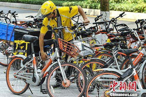 4月4日，美團(tuán)外賣員與摩拜單車。當(dāng)日，美團(tuán)與摩拜聯(lián)合宣布，已經(jīng)簽署美團(tuán)全資收購摩拜的協(xié)議，交易完成后，摩拜單車將保持品牌和運營的獨立。 <a target='_blank' href='http://www.chinanews.com/'>中新社</a>記者 陳驥旻 攝