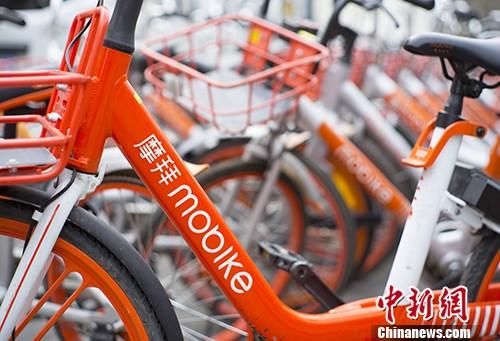 4月4日，北京街頭停放的大量摩拜共享自行車。4月3日晚間，在摩拜股東大會上，各方表決通過了美團(tuán)收購案。據(jù)稱，美團(tuán)以35%美團(tuán)股權(quán)、65%現(xiàn)金收購了摩拜單車。 <a target='_blank' href='http://www.chinanews.com/'>中新社</a>記者 侯宇 攝