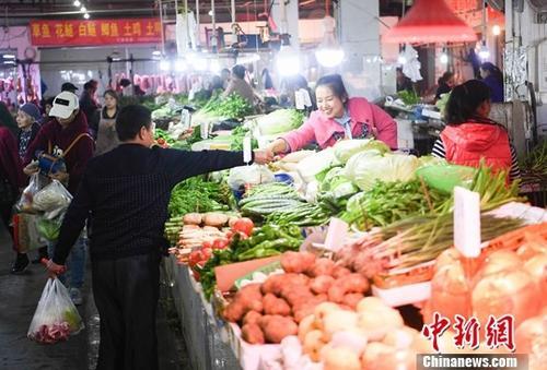 資料圖：農貿市場內菜商正在忙碌賣菜。<a target='_blank' href='http://www.chinanews.com/'>中新社</a>記者 陳超 攝 