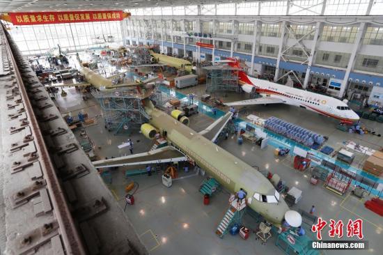 日前，6架國產(chǎn)ARJ21支線客機同時在上海飛機制造公司大場基地總裝，這也創(chuàng)下了上海民機制造業(yè)同時總裝飛機的數(shù)量紀錄。不久，第3架ARJ21飛機將交付給成都航空。成都航空成為目前全球唯一的擁有中國民機ARJ21機隊的航空公司。 殷立勤 攝