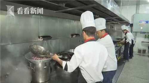 大學食堂推出油炸玫瑰花 已成網(wǎng)紅菜搶購需秒殺