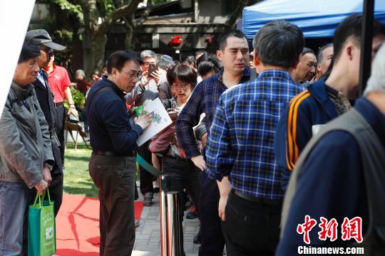 許多郵迷排隊(duì)等待購買《紅樓夢(mèng)系列畫稿冊(cè)》郵品?！∫罅⑶?攝
