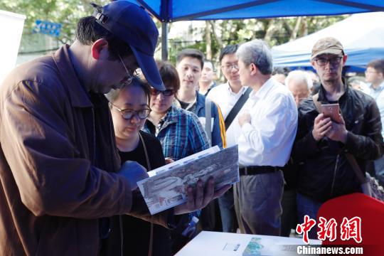 郵迷正在觀看《紅樓夢(mèng)系列畫稿冊(cè)》?！∫罅⑶?攝