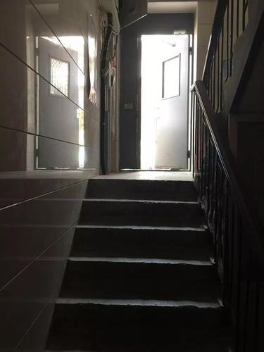 （愛民里小區(qū)還有“更深”的地下室，從單元門進去需要“下樓”2.5米）