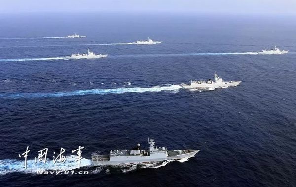 ▲海上&ldquo;帶刀護衛(wèi)&rdquo;，新型導彈驅(qū)逐艦馳騁在西太平洋。記者張雷 攝