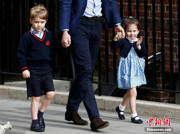 威廉王子帶著喬治王子和夏洛特公主抵達(dá)圣瑪麗醫(yī)院。