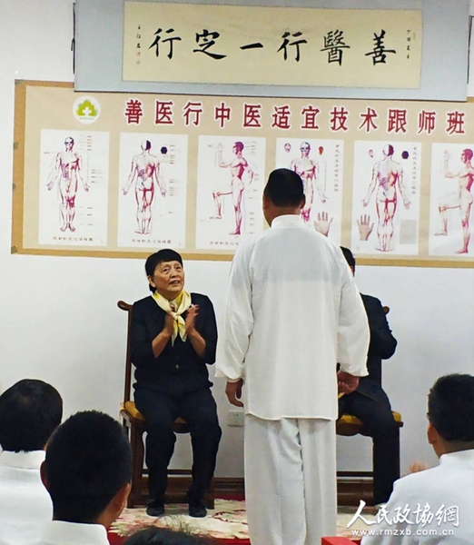 三、張梅穎關(guān)切地詢問(wèn)中國(guó)好村醫(yī)劉永勝的身體恢復(fù)狀況。梓涵 攝影