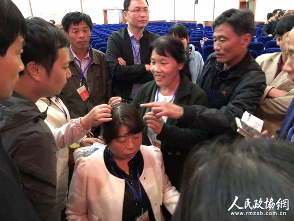 五、善醫(yī)行學(xué)員在練習(xí)針灸實(shí)操技術(shù)。呂平平 攝影