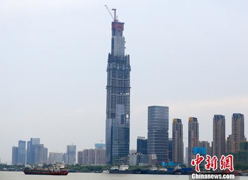 資料圖：正在建設(shè)中的武漢綠地中心。<a target='_blank' href='http://www.chinanews.com/'>中新社</a>記者 張暢 攝