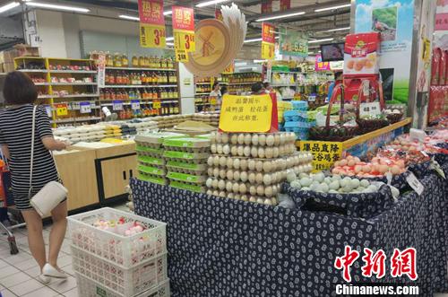 市民在超市里購物。<a target='_blank' href='http://www.chinanews.com/' >中新網(wǎng)</a>記者 李金磊 攝