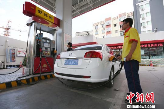 資料圖：山西太原，加油站工作人員正在給車輛加油。　張云 攝