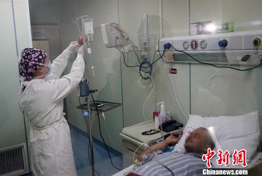 中國(guó)人臍帶血造血干細(xì)胞緩緩注入塔信體內(nèi)。　芊燁 攝