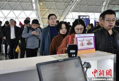 圖為旅客等待進入客艙?！慰∶?攝