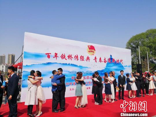 成人禮現(xiàn)場，青年們和父母互相擁抱，表達(dá)感恩之情?！∈缝o靜 攝