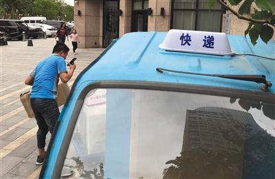  5月5日，北京亦莊，一輛快遞三輪車上安裝了寫有“快遞”字樣的專用燈。新京報(bào)記者 吳江 攝