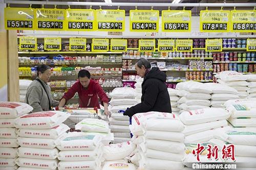 資料圖：民眾正在超市購買面粉。
<a target='_blank' href='http://www.chinanews.com/'>中新社</a>記者 張?jiān)?攝