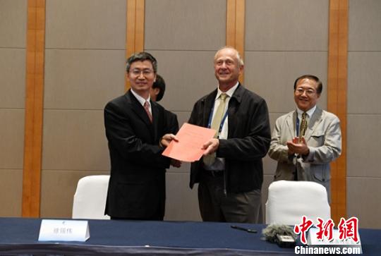 合作協(xié)議簽署現(xiàn)場。　劉忠俊 攝