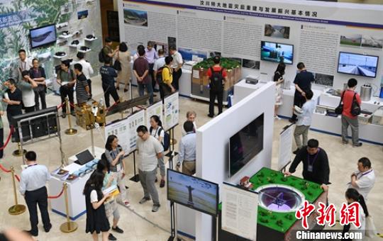 中國防震減災(zāi)成果展吸引了不少參觀者?！⒅铱?攝