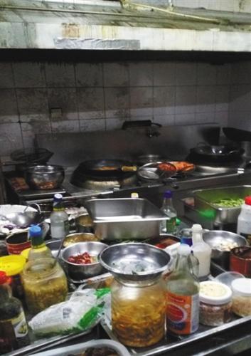　執(zhí)法人員查處的“黑外賣”后廚，現(xiàn)場臟亂不堪。北京市食藥監(jiān)局供圖