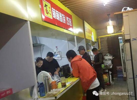 ▲豐臺區(qū)安樂林路8號“蒲黃美食”內(nèi)，狹窄的通道里林立多家格子小飯店，每個小隔斷就是一家，主要供外賣。   新京報(bào)記者 大路 攝