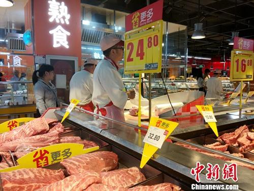 超市里的熟食區(qū)。<a target='_blank' href='http://www.chinanews.com/' >中新網(wǎng)</a>記者 李金磊 攝