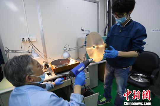 多位花甲之年的“老法師”挑起了重啟黑膠唱片的重?fù)?dān)?！埡鄠?攝
