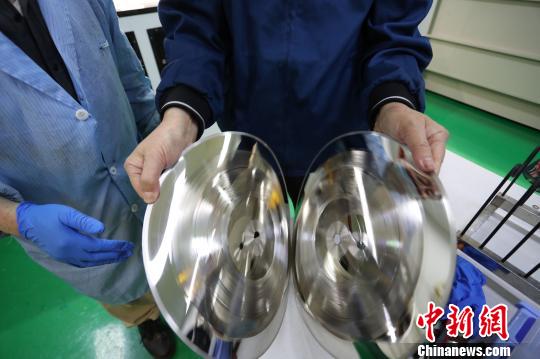 每張制作完的黑膠金屬母盤都會有正反兩面，正門拿來聽音，反面拿來復(fù)制黑膠唱片?！埡鄠?攝