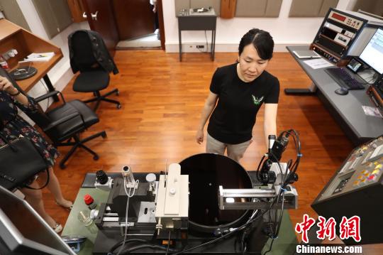 中國唯一一臺黑膠母盤刻錄機?！埡鄠?攝