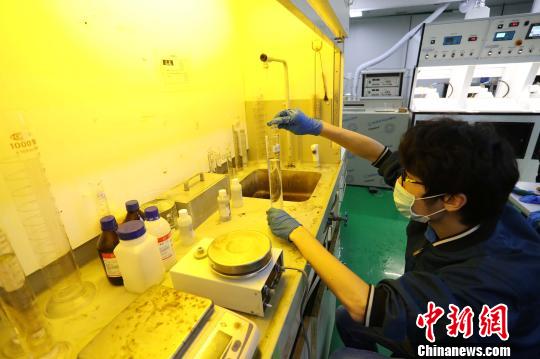 黑膠工坊中最年輕的“90后”員工將會把黑膠的核心技術(shù)傳承下去?！埡鄠?攝