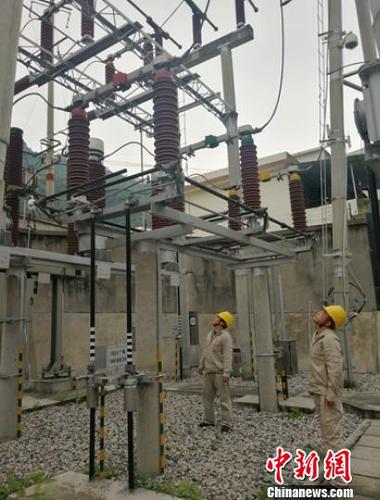 電力員工正在變電站排查設(shè)備?！＄娦馈z