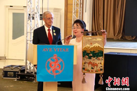 5月17日，歐亞醫(yī)學(xué)會主席薩德科娃(右一)在主持會議。　鐘欣 攝