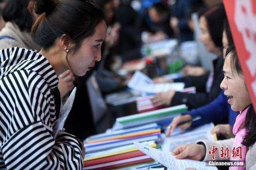 資料圖：招聘會現(xiàn)場在洽談的雙方。<a target='_blank' href='http://www.chinanews.com/'>中新社</a>記者 李進紅 攝