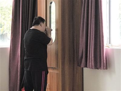 登臺前，舟舟對著鏡子刮胡子。