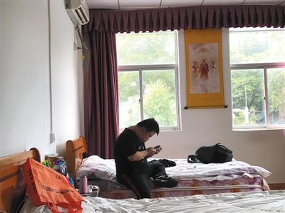 　舟舟和父親在藝術(shù)團(tuán)居住的單間。A10-A11攝影(除署名外)/新京報(bào)記者 王佳慧