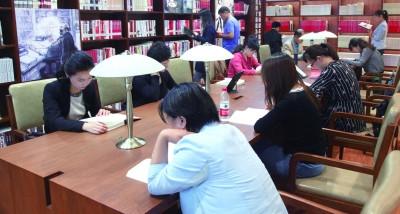 中國僑網(wǎng)讀者在“馬克思書房”閱讀。 夏亮/攝