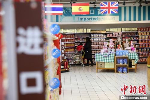 資料圖：民眾在超市選購(gòu)進(jìn)口食品。 <a target='_blank' href='http://www.chinanews.com/'>中新社</a>記者 張?jiān)?攝