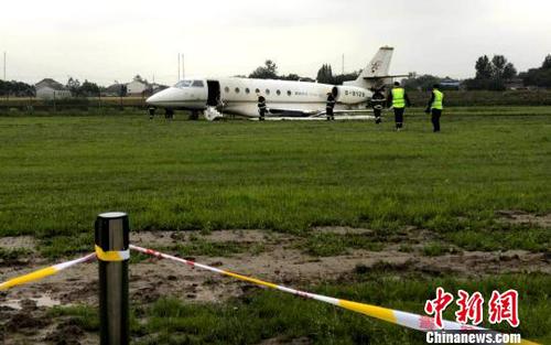 圖為5月20日下午15時(shí)07分，一架公務(wù)機(jī)在揚(yáng)州泰州機(jī)場(chǎng)沖出跑道?！〈藜衙?攝
