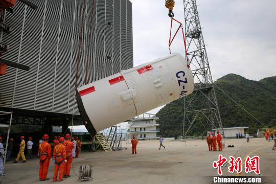 探月工程嫦娥四號(hào)任務(wù)鵲橋號(hào)中繼星發(fā)射前在西昌衛(wèi)星發(fā)射中心進(jìn)行火箭吊裝?！⑿?　攝