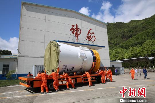 探月工程嫦娥四號(hào)任務(wù)鵲橋號(hào)中繼星發(fā)射前在西昌衛(wèi)星發(fā)射中心進(jìn)行轉(zhuǎn)運(yùn)?！⒊＿B 攝