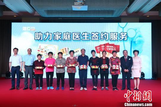 截至5月15日，上海已簽約人數(shù)達408萬人，其中60歲及以上老年人285萬。　黃華 攝